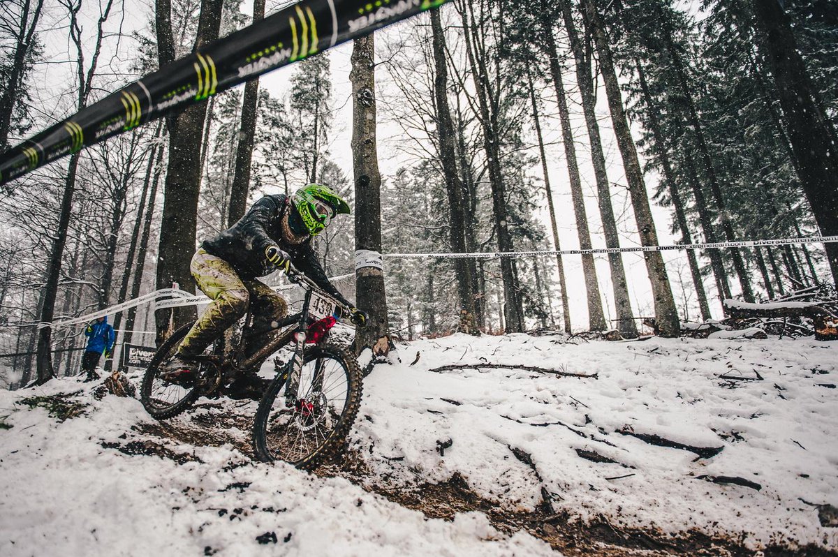 MonsterEnergyPL's tweet image. Zima nie odpuszcza, ale są goście, którzy nie pękają. Zobaczcie relację z #DiverseDownhillContest #Wisła: monsterne.ws/IF5O8HF7 #Downhill
