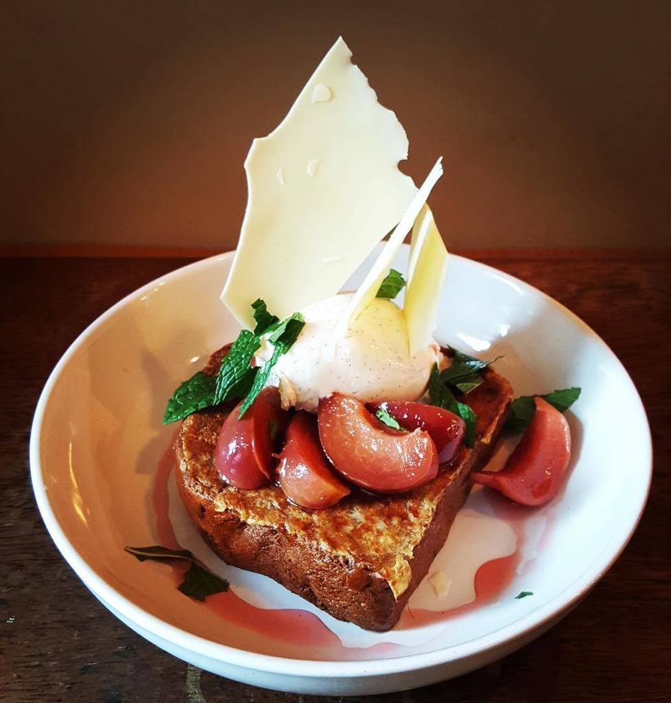 New French Toast!
Spiced loaf with poached stone fruit, vanilla marscapone, white chocolate shards and a fruit syr… ift.tt/2plfCR2