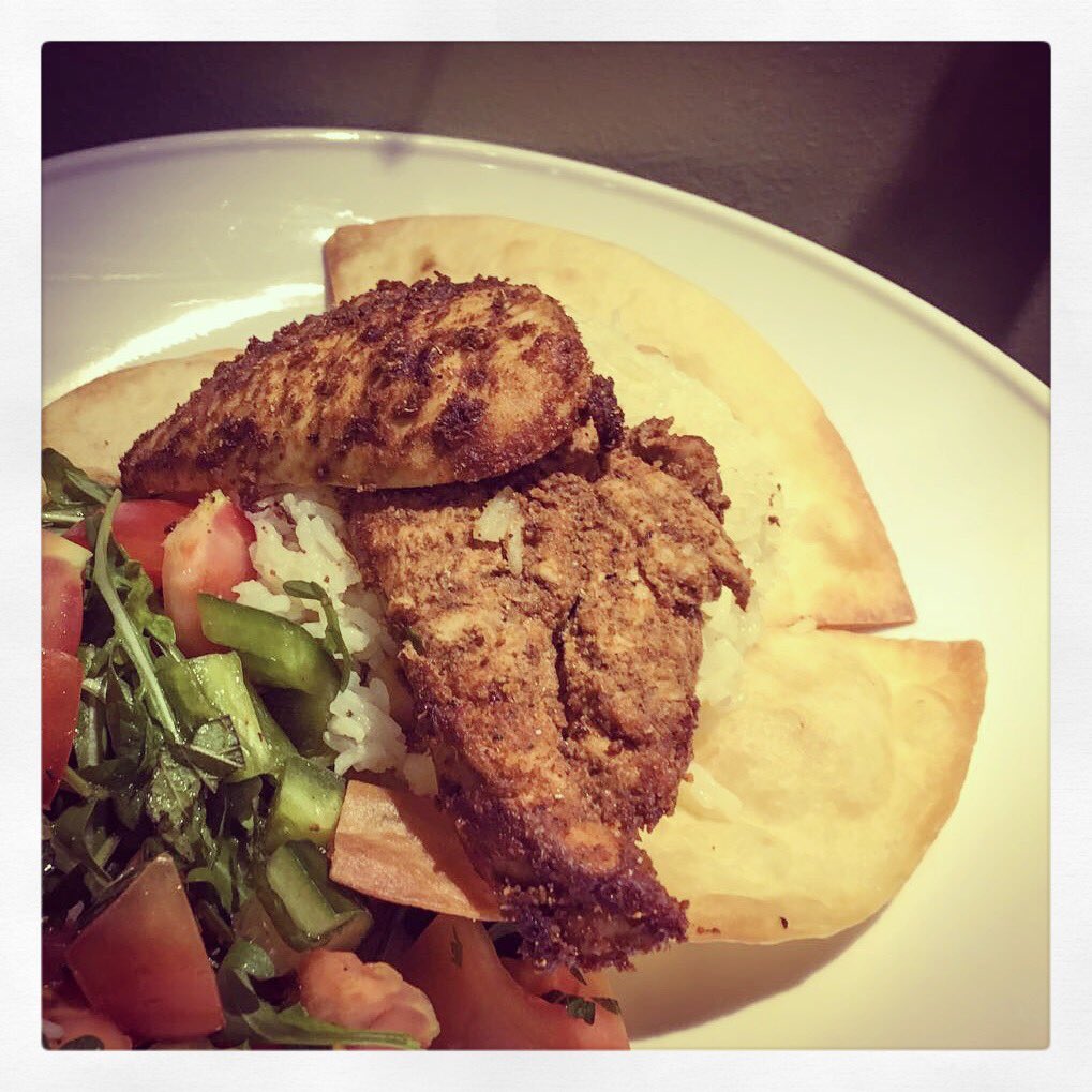 No9Barronstrand's tweet photo. #tasteofthursday #middleeasternfood #sharwarma #marinatedchicken #pilafrice #crispyflatbread #yogurtdressing #everydaysalad #delicious https://t.co/ZRulyCNoTc