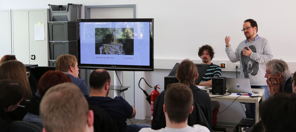 Gestern haben wir #Artists und #Programmierern die Möglichkeiten von #VR für #gaming präsentiert. medienberufe.de/aktuelles/arti…