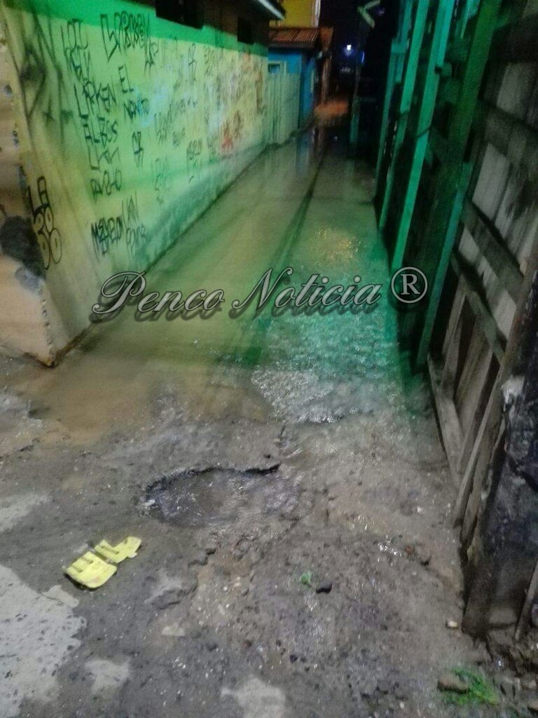 @prensaessbio <a href="/essbio/">Essbio</a>  Roptura de matriz Calle malasquias concha psj  2 numero # 114 sector Lirquen el agua esta ingresando a las casas.