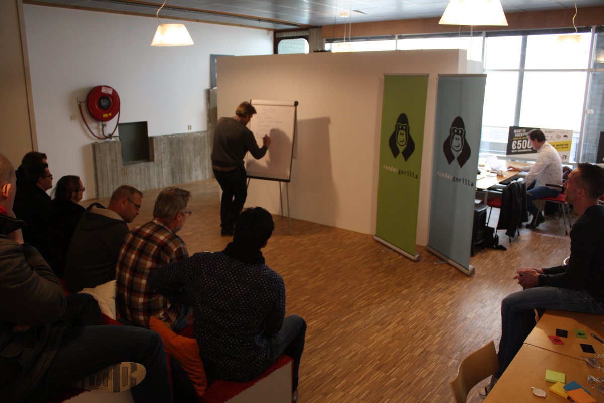 CodeGorillaNL's tweet image. Zelfs op Koningsdag zijn de CodeGorilla&apos;s gewoon druk aan het ontwikkelen! #Bootcamp #AgileLearning #CodeGorilla #WeCode