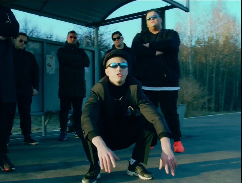 mepusechka's tweet image. Между нами тает жир.
Вместо колы пьём мы кефир.
К лету надо сбросить вес,
А пока я тяжеловес.
В ГОЛОС😂
#ФайнисФолловитКаждого