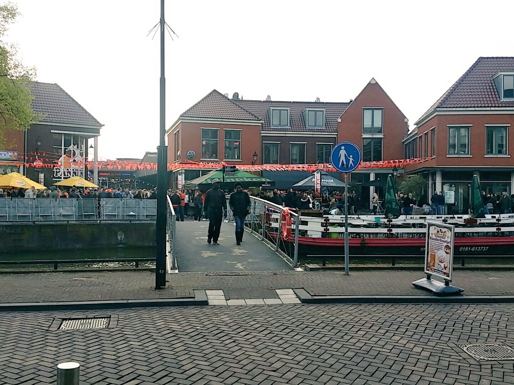 WA_HIA2's tweet photo. We zijn er nog steeds #feesie #Spijkenisse #yahoe https://t.co/f68fJvOmSV