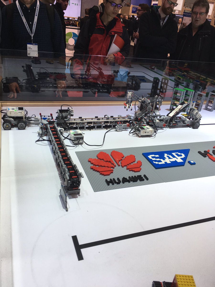 WengsiDuverdier's tweet image. French-Chinese Day #CréativeIndustry #hmi17 @hannover_messe Tour on @Huawei of @BF_Industrie @industrie_futur @hautsdefrance @regiongrandest