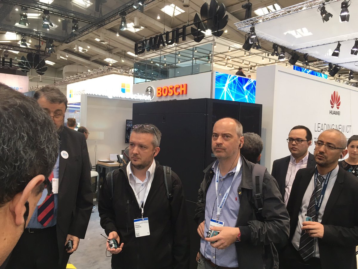 WengsiDuverdier's tweet image. French-Chinese Day #CréativeIndustry #hmi17 @hannover_messe Tour on @Huawei of @BF_Industrie @industrie_futur @hautsdefrance @regiongrandest