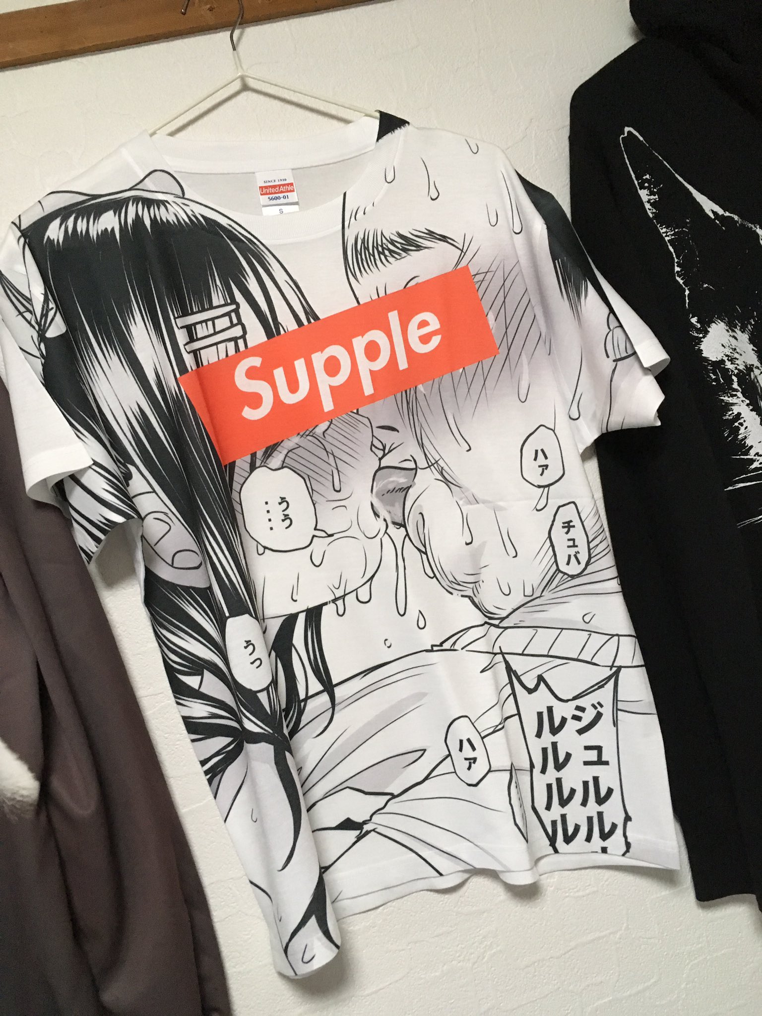 知るかバカうどん先生 Tシャツ 知るかバカうどん】ロンT BK 見下ろし（Lサイズ） / vvstore