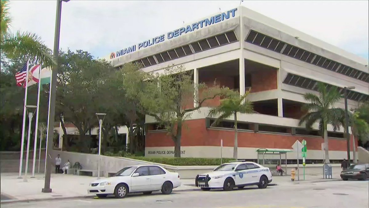 #BREAKING Miami police officer arrested on charges false imprisonment, simple battery bit.ly/2p7jOFA https://t.co/1P9wVzX1oG