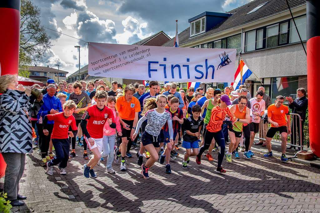 johan2389's tweet photo. Voor @Leiderdorpwkbld en @sport071 de Van houdt prestatie loop gefotografeerd @OVLeiderdorp @Sport2000Ldorp @Samplejeans  @reannevankleef https://t.co/YXhuR8Bnp4
