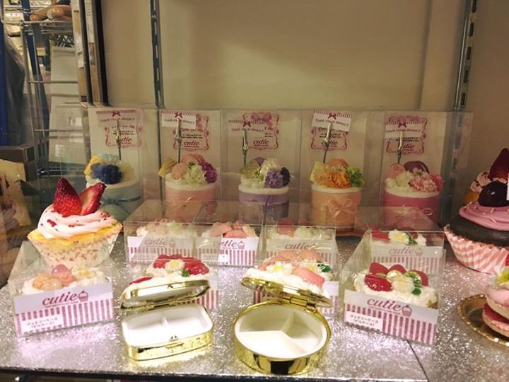 Cutie 伊勢丹相模店 神奈川 相模大野 まるごとジョシビ に参加してます 5 7まで ケーキメモスタンド ハンバーガーメモスタンド ジュエリーケースなど数も種類もたくさん用意しました 三階ブリッジです ぜひぜひお立ち寄りください Cutie 伊勢丹相模店 神奈川 相模大野 まるごとジョシビ に参加してます 5 7まで ケーキメモスタンド ハンバーガーメモスタンド ジュエリーケースなど数も種類もたくさん用意しました 三階ブリッジです ぜひぜひお立ち寄りください
