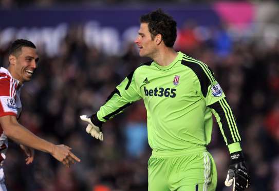 Estatisticaspfc's tweet image. O antigo goleiro do Stoke City Asmir Begovic tem o recorde por marcar o mais distante gol em uma partida, de 91,9 metros. 2013/14