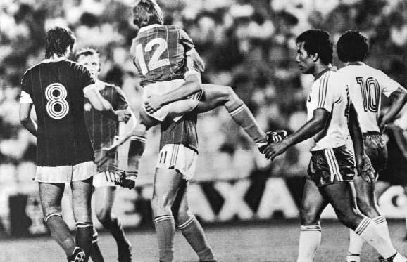 Estatisticaspfc's tweet image. MAIOR NÚMERO DE GOLS EM PARTIDA DA COPA DO MUNDO
A Hungria é a seleção com a vitória marcou 10 em El Salvador na Copa de 1982  .