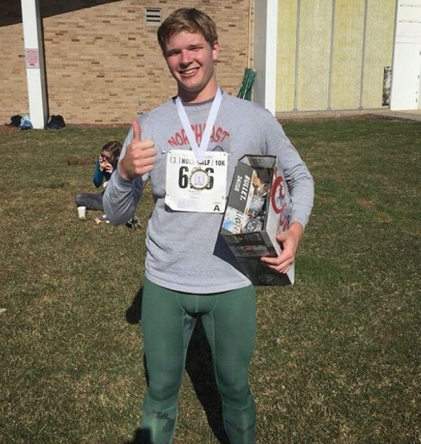 darrenrovell's tweet image. Notre Dame senior @ohmyemmet ran a half marathon (13.1 miles) &amp;amp; drank 13 Coors Lights in 1 hour &amp;amp; 44 minutes (H/T @TomMendozaTalks)