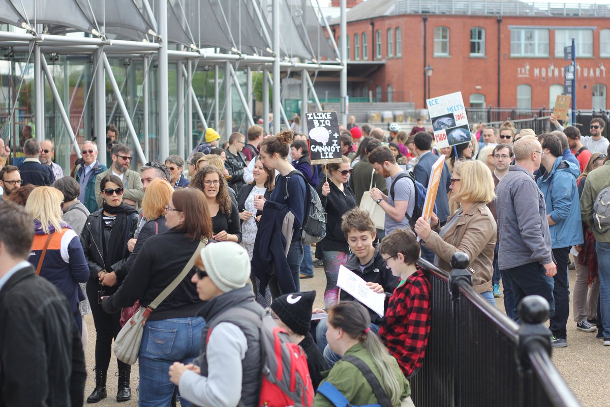 ScienceMarchCDF's tweet image. Fantastic photos by Hannah Cowell of the amazing crowd who joined the #marchforscience in #Cardiff on #EarthDay 2017