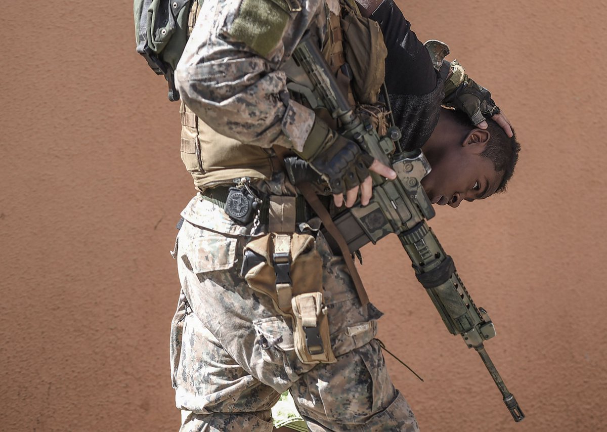 instantmatch's tweet image. A suspected drug dealer during an anti-drug operation in the Complexo do Alemao in Rio de Janeiro, April 25, 2017. ©Fabio Teixeira @AFPphoto