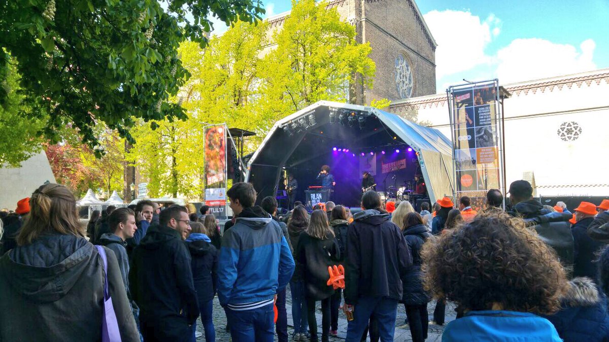 LifeILiveFest's tweet photo. Rilan & the Bombardiers sluiten het podium op het Noordeinde af. #TLIL17 #denhaag #koningsdag https://t.co/qdQMstH32A