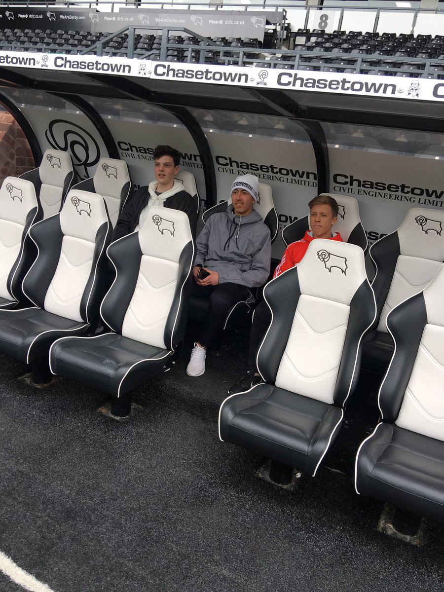 Strákarnir ad fa leidsögn um völlinn 🇬🇧⚽️🇬🇧⚽️🇬🇧