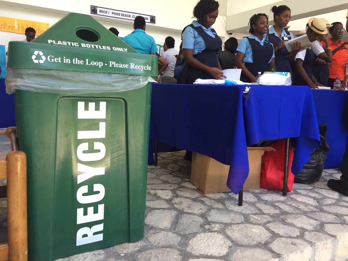 #cleancoasts sponsor Wisynco getting the #BigupWiBeach research competition students excited about #recycling #nuhduttyupjamaica