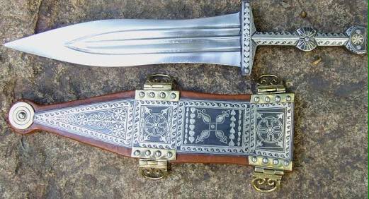 プギオ：BC１世紀頃から古代ローマの兵士が用いた短剣。全長20～40cm。両刃で幅広の剣身を持つ。ローマが共和制から帝政時代に移行する頃、スペインの同盟軍に影響され装備するようになったという。鎧の上から金属製の帯と一帯になった鞘に収め携帯した。