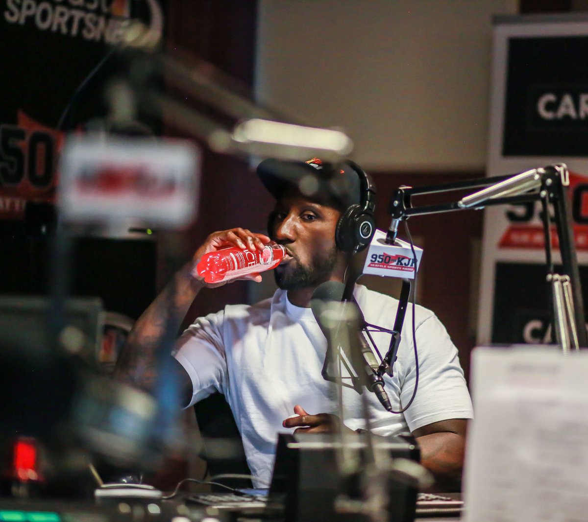 barbershopshow_'s tweet image. 🎵Sippin' on some Sparklin', sip, sippin' on some, sip... @SparklingIce.🎵 refreshing, delicious and available at your local store. #ad