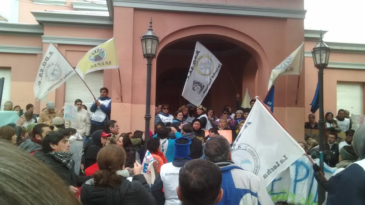 adosacP's tweet photo. #Ahora #MarchaSC #SantaCruz de Pie en Casa de Gobierno https://t.co/MuInZCL2CW