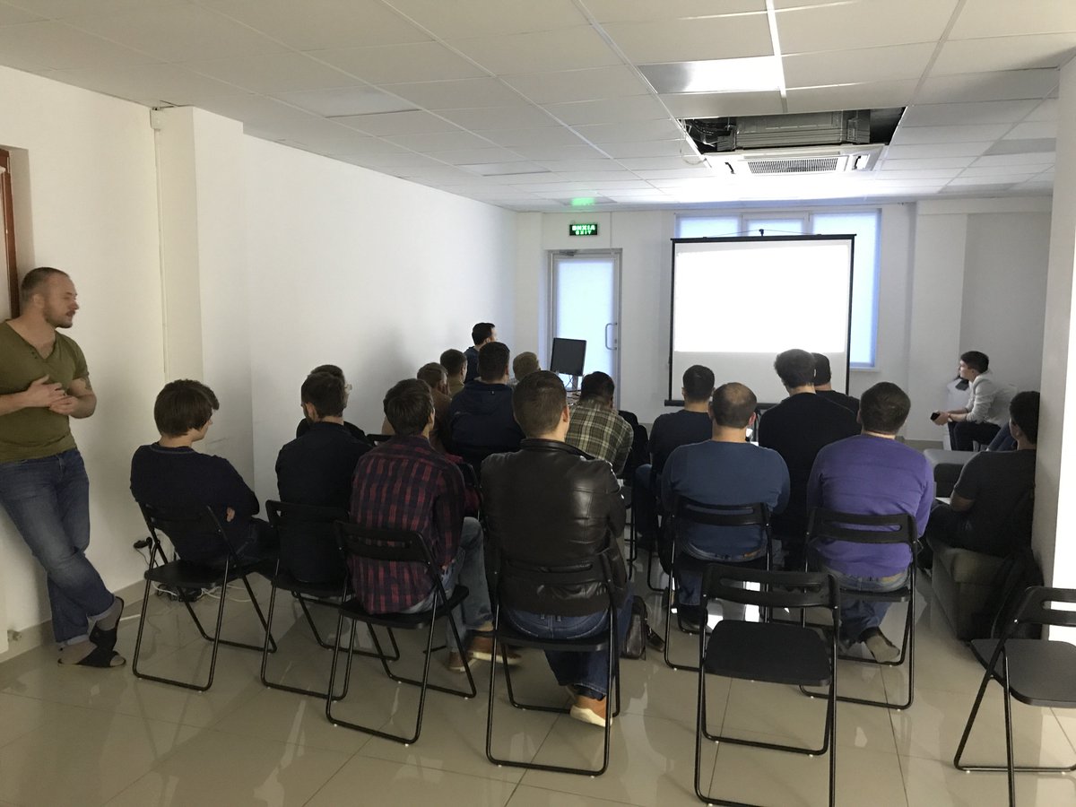 KharkivMobDevs's tweet photo. После большого перерыва, в новом офисе @itomychstudio слушаем доклад про react native #khmobdevs17 https://t.co/xRPE7nA6vX