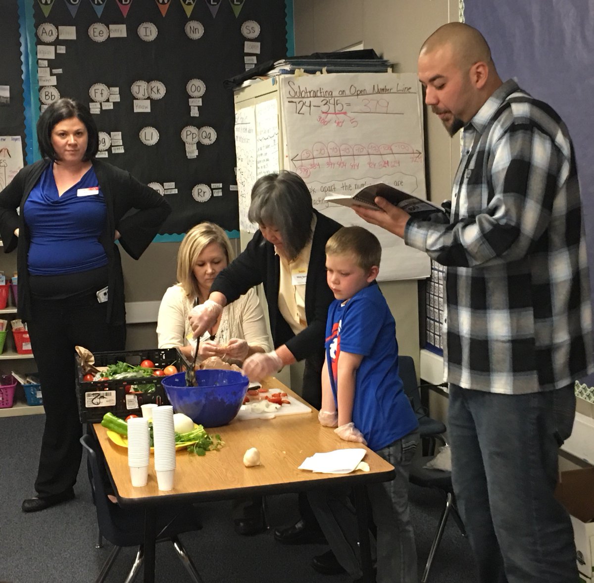 GDuncanSTEM's tweet photo. Thank you to Smith's who taught our 2nd grade about safe food handling and made salsa. https://t.co/eXmFfjDJ8Y