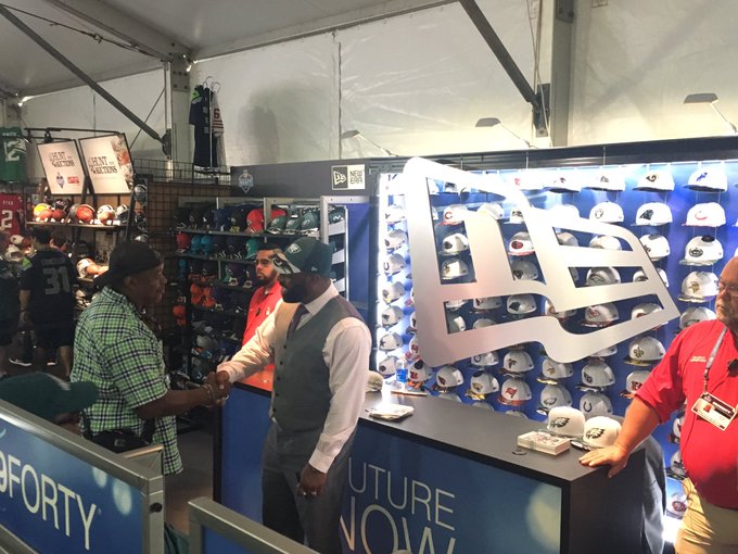 .@donovanjmcnabb signing autographs &amp; taking pictures w/ fans at @NewEraCap setup inside the NFL Shop<a class="tags" target="_blank" title="On Twitter" href="/?out=eyJ0eXAiOiJKV1QiLCJhbGciOiJIUzUxMiJ9.eyJpYXQiOjE3MjQ4MDkyNTksImlzcyI6InR3cG9ybnN0YXJzLmNvbSIsIm5iZiI6MTcyNDgwOTI1OSwiZXhwIjoxNzU2MzQ1MjU5LCJyZWRpcmVjdF91cmwiOiJodHRwczovL3R3aXR0ZXIuY29tL2Rvbm92YW5qbWNuYWJiIn0.SZJJllpP-XlL4UU490RjmucjDGWXg39rJ62hMdKPi191SSW1mhfyKj8aMfSdn958R9HA_8Fn8Jzxv5Hut5xUCA">@donovanjmcnabb</a><a href="/tag/nfldraft"class="tags"><span>#nfldraft</span></a>