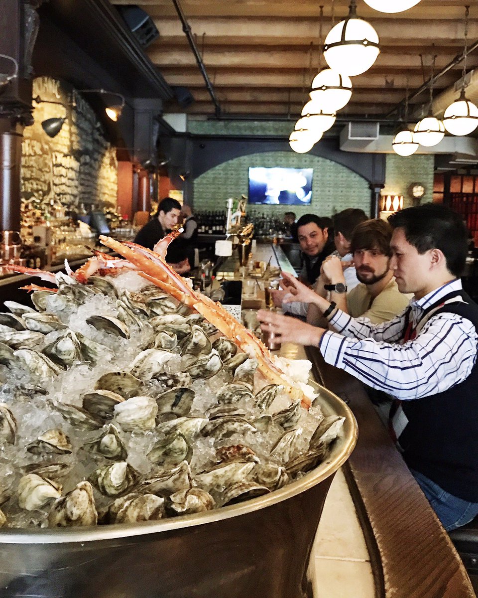 Best way to ease into the weekend is with Raw Bar #HappyHour! #Chicago #RiverNorth #chicagofood #happyhourchicago #seafood #oysters