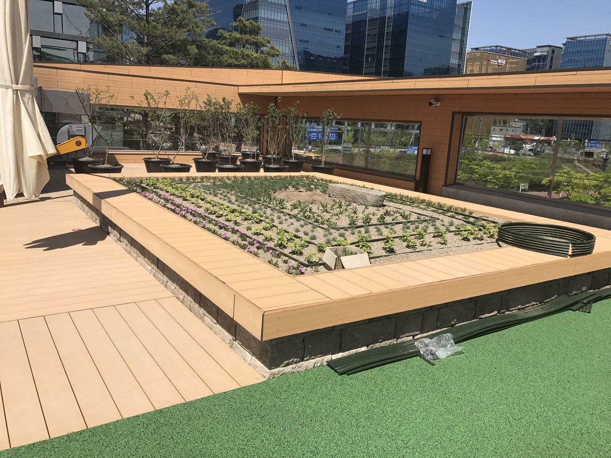 판교테크노 국공립어린이집 화단입니다. 화단 주변 앉은벽을 만들어 아이들이 앉아서 쉴 수 있도록 하였습니다. #성남시 #시설공사과