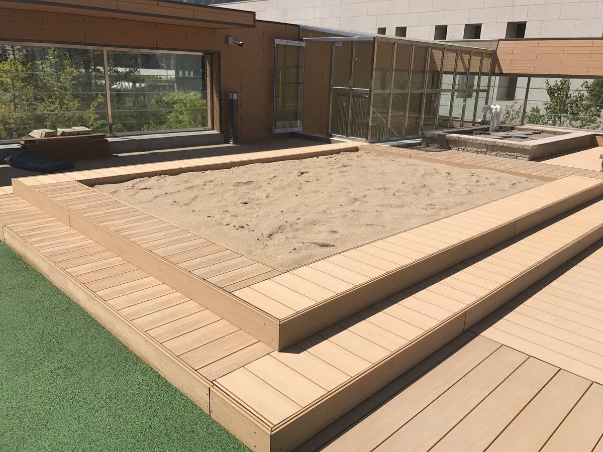 판교테크노 국공립어린이집 현장입니다. 옥상에 모래놀이터 신설하였습니다. 놀이터 올라가는 부분은 넓게 처리하여 의자의 역할도 할 수 있도록 설계하였습니다. #성남시 #시설공사과