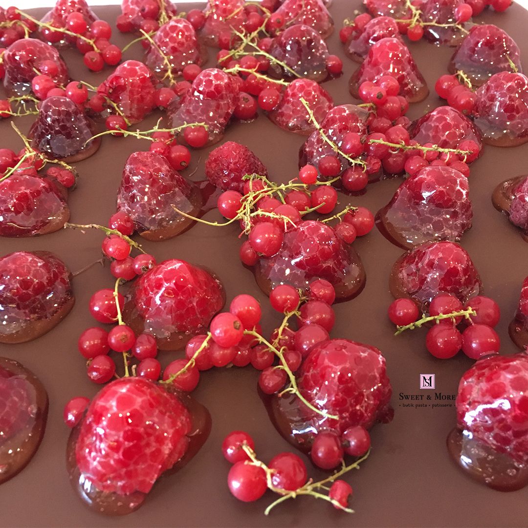 sweetandmoree's tweet photo. #tatlidandahafazlasi #sweetandmorepatisserie #sweetandmore #ormanmeyveli #tasarimpasta #aydinli #tuzla #paketservis --> 543 629 2930 https://t.co/xdtoxI3aIB