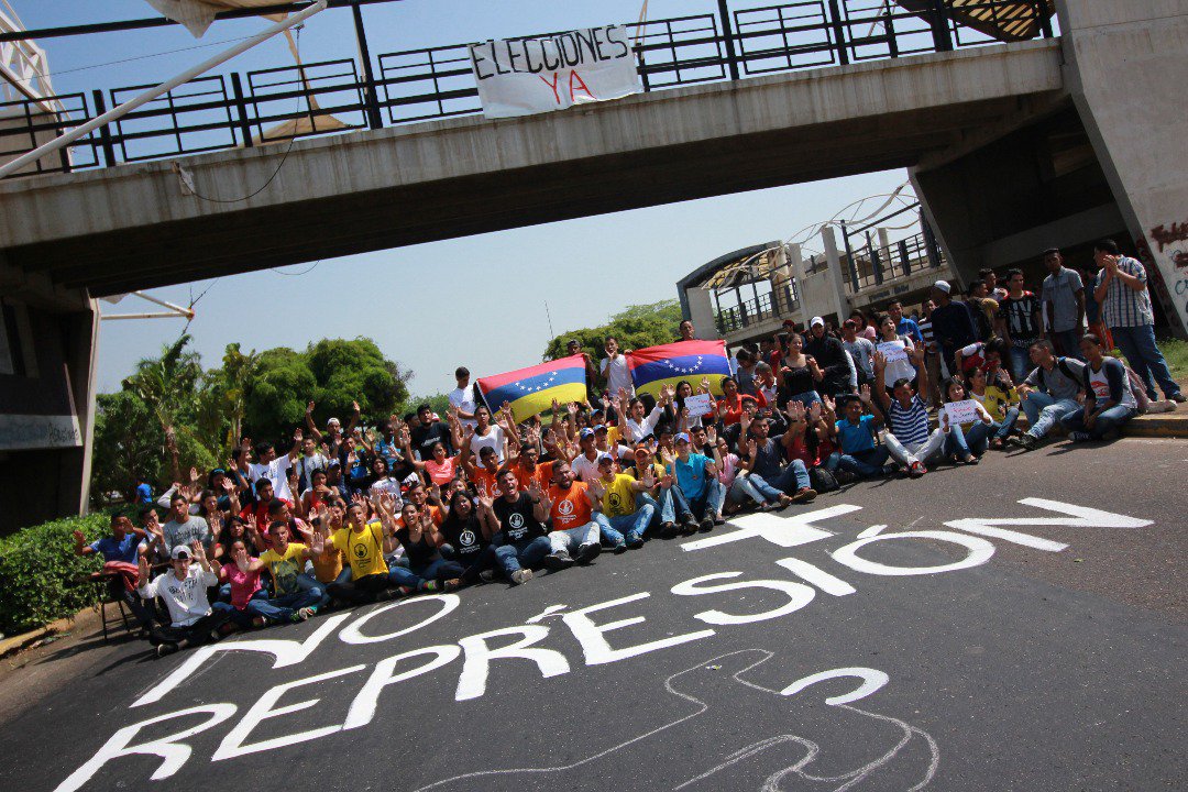 usechericardo's tweet photo. Con irreverencia el Movimiento Estudiantil Zuliano vio #ClasesEnLaCalle. ¡Le daremos una cátedra de ciudadanía y democracia a este Gob! https://t.co/LFtdNbbAcN
