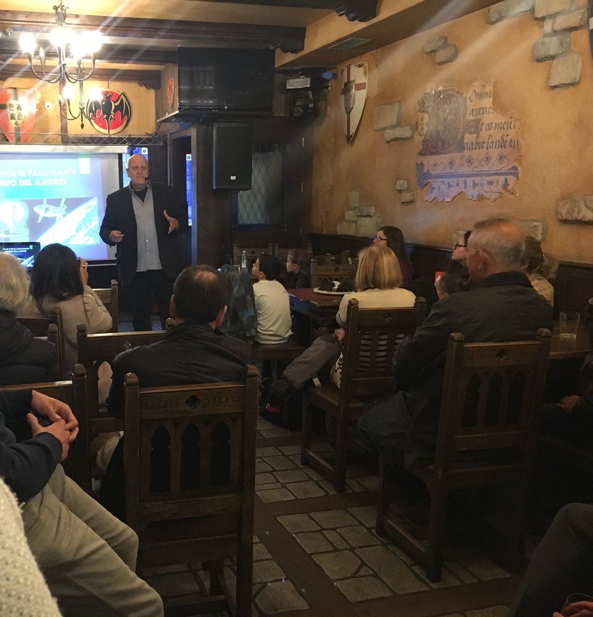 Escuchando a <a href="/leontxogarcia/">Leontxo García</a> en las charlas de <a href="/bidaShop/">BidaShop</a> en Irun. Maravilla. <a href="/Irun_informa/">Irun_informa</a> #Irun #BarManolo