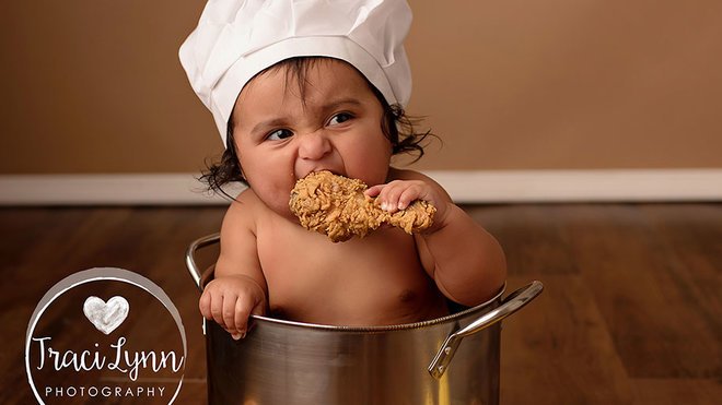 foodandwine's tweet image. This baby trying fried chicken for the first time will make your day. trib.al/ICWhAEJ