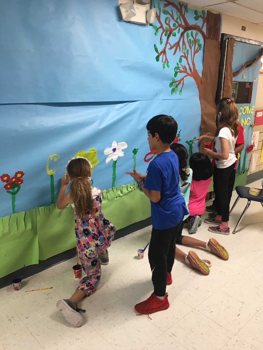 CGgrade2's tweet image. Working hard painting our mural today!