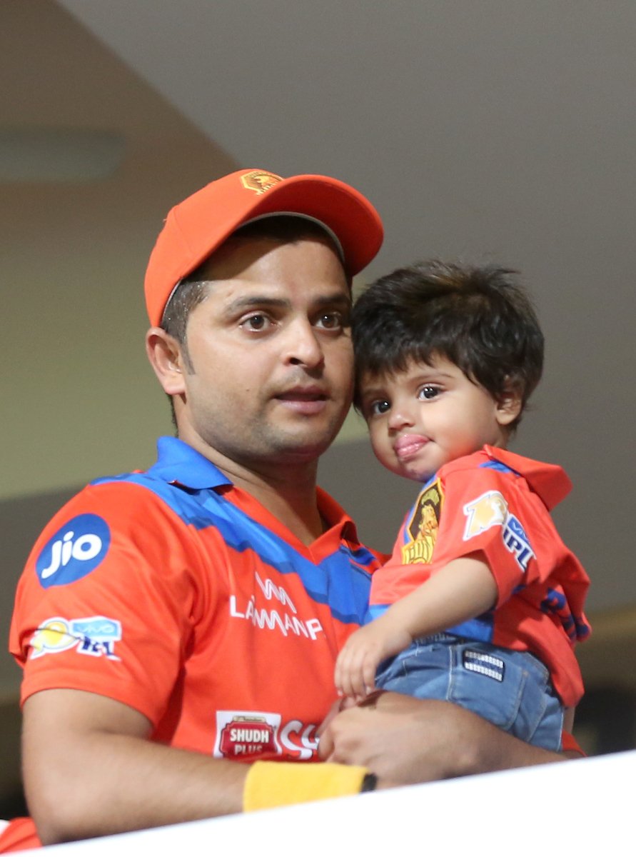 #IPL: @TheGujaratLions' skipper @ImRaina shares a moment with daughter #Gracia - #PicOfTheDay #RCBvGL 😍