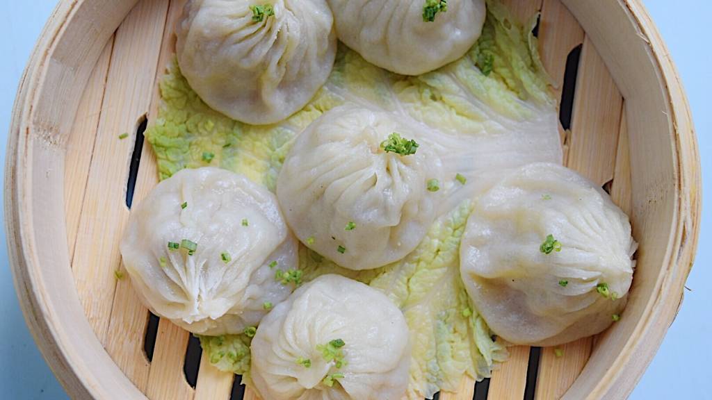 TimeOutNewYork's tweet image. Mimi Cheng’s takes on NYC’s most famous roast chicken for new dumpling: ow.ly/ni7a30beGqE