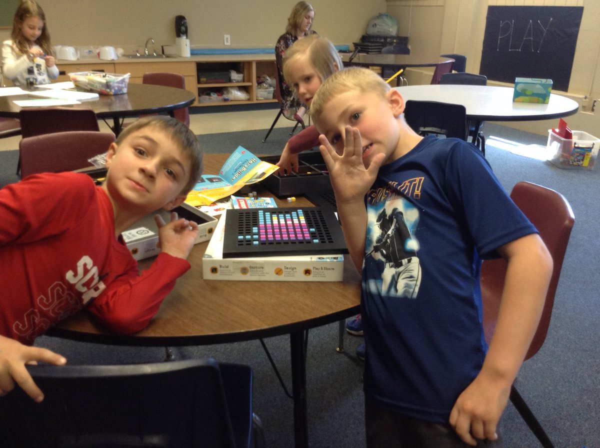 BlvdTech's tweet image. Putting first things first and synergizing today in Technology class @WestBlvdElem