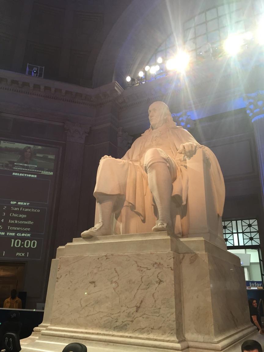 The stage is set.  Who do you think joins the #Bengals tonight?  #NFLDraft #Bengals50 https://t.co/PWdPZuIbvl