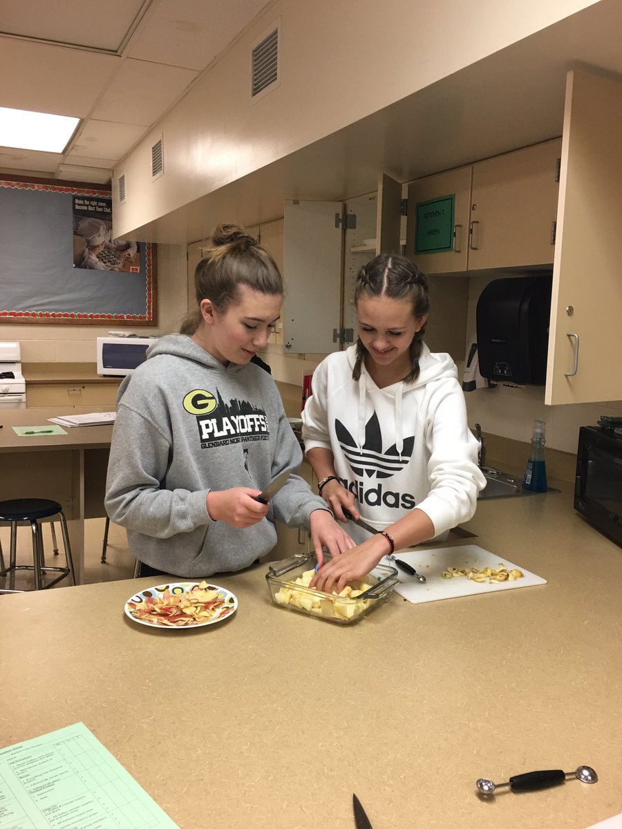 LPHSFCS's tweet image. Warm Apple Crisp &amp;amp; Vanilla Ice Cream in Culinary 1 on this chilly day! #wearelakepark #SayYestoFCS #lpculinary