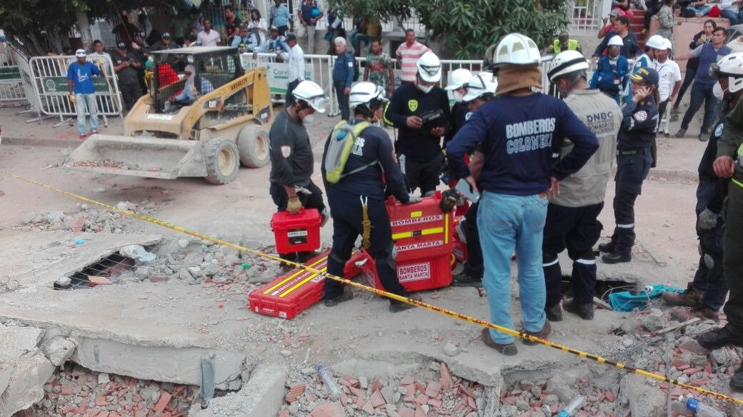 Al momento <a href="/BomberosSanta/">bomberos santa marta</a> opera con equipos de última tecnología, en respuesta a #EmergenciaCartagena por colapso estructural.