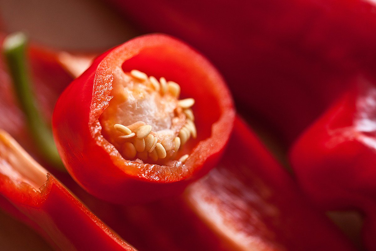 FThaitanic's tweet photo. Peppers taste hot because of capsaicin, which bonds your sensory nerves and tricks them into thinking your mouth is being burned! #foodfact https://t.co/a0Doi72LJk