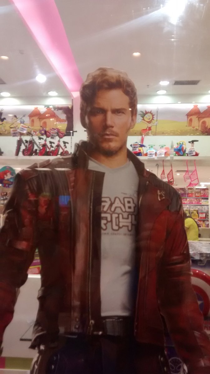 sapphirekittens's tweet photo. i saw chris pratt at the mall today and he posed for me https://t.co/ImB19y5H0R