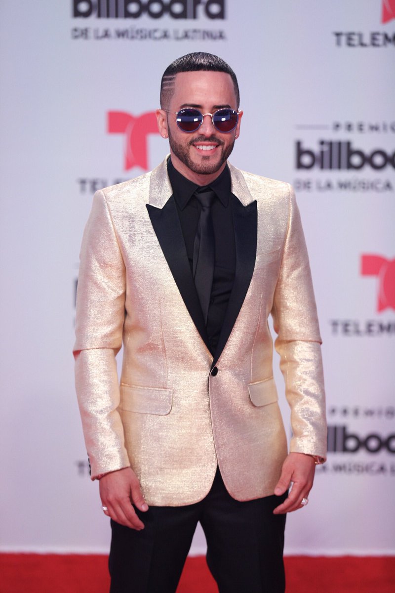 #RedCarpet #LatinBillboard2017 @Telemundo @latinbillboards #UpdateTheAlbum | 📷 @OscarMena