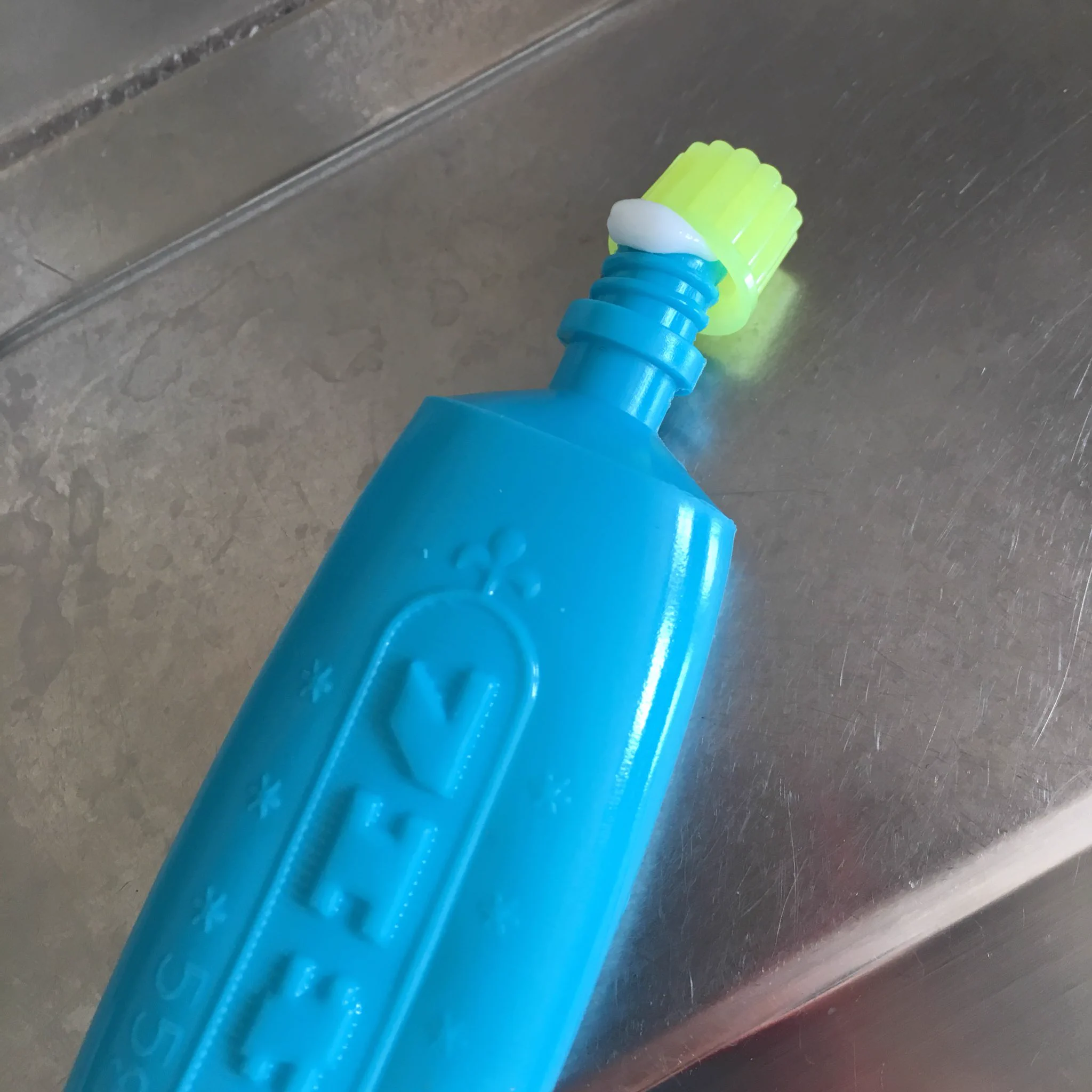 これは勘違いするだろｗｗｗ糊の容器に入ったハンドクリームｗｗｗ