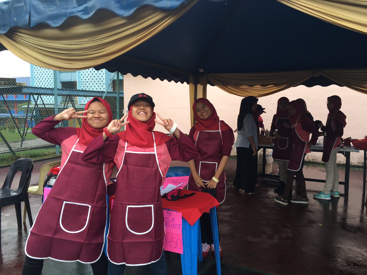 Gloriafelicis's tweet photo. Currently prepping for our stalls! https://t.co/vs0M1SSmmL