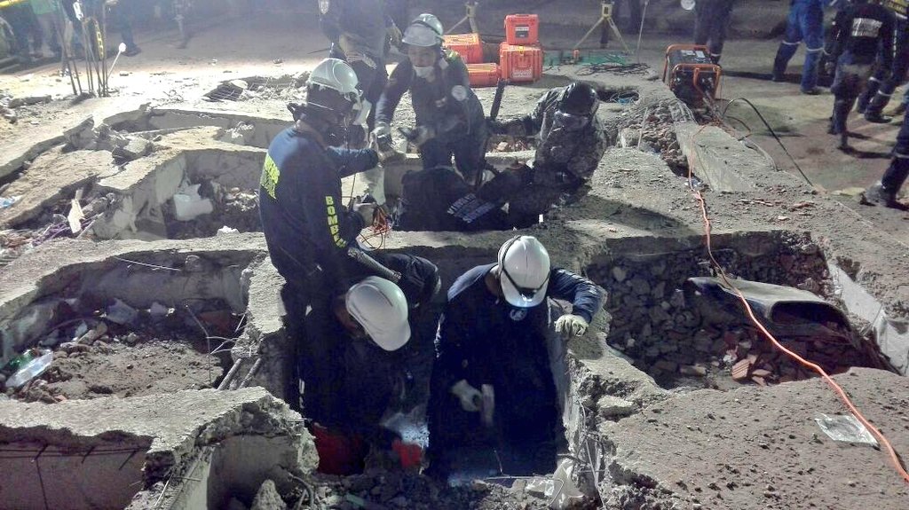 Al momento, Bomberos Colombia en labores de rescate de persona atrapada bajo las vigas de la estructura colapsada. #DNBC en seguimiento