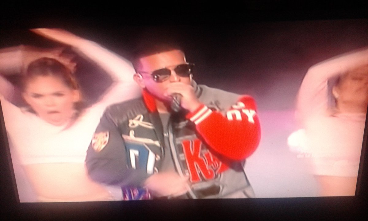 karengalii's tweet photo. Encendiendo los premios billboard! @daddy_yankee @helgagarcia @MaynaNevarez @clubbarriofino https://t.co/ifdc4lSB2h