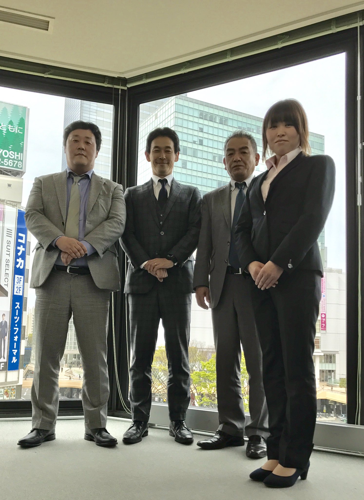 公式 オーダースーツsada 工場の後は仙台 駅前店を訪問 菅野店舗統括マネージャー 遠藤店長 宮城さんと記念撮影 その後 18卒の学生さん向けの会社説明会も開催 4名の学生さんに オーダー スーツsadaの魅力を あらん限りの力を込めてお伝えさせて